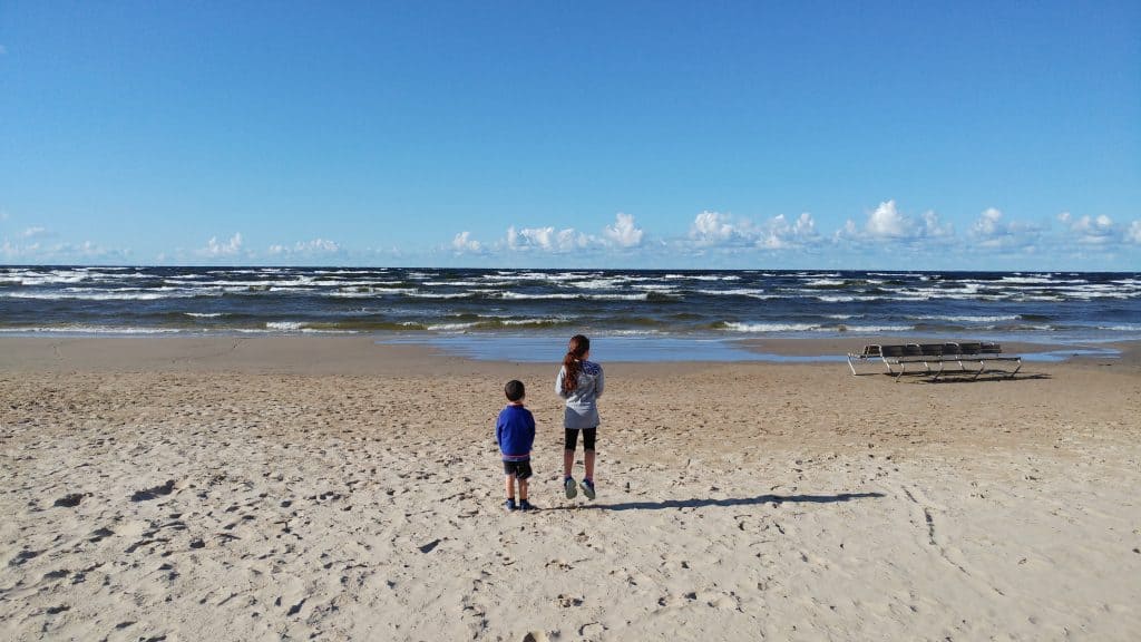 לטביה עם ילדים - יורמלה עם ילדים - הים הבלטי