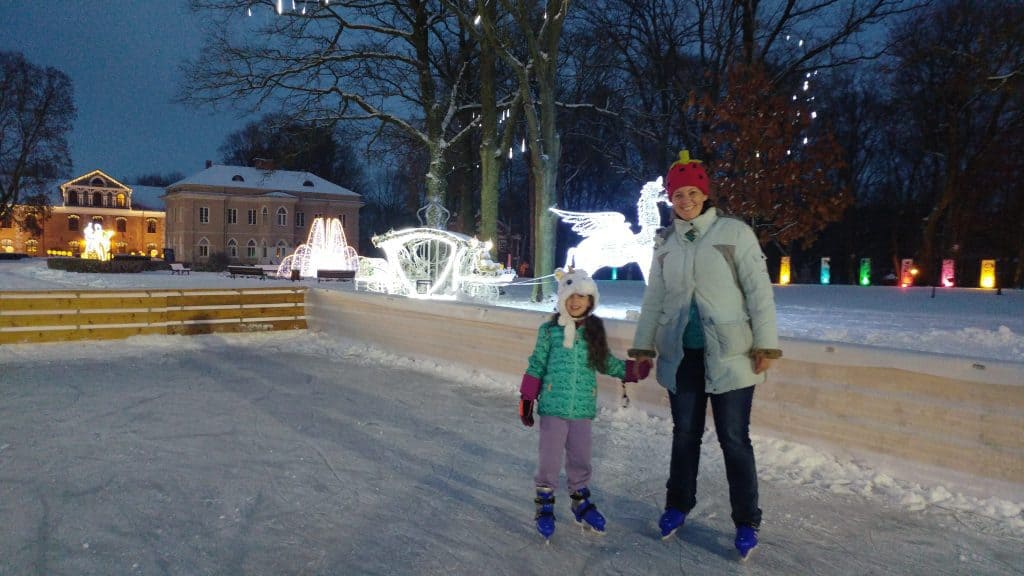 קובנה עם ילדים - החלקה על הקרח ב-Raudondvaris Manor