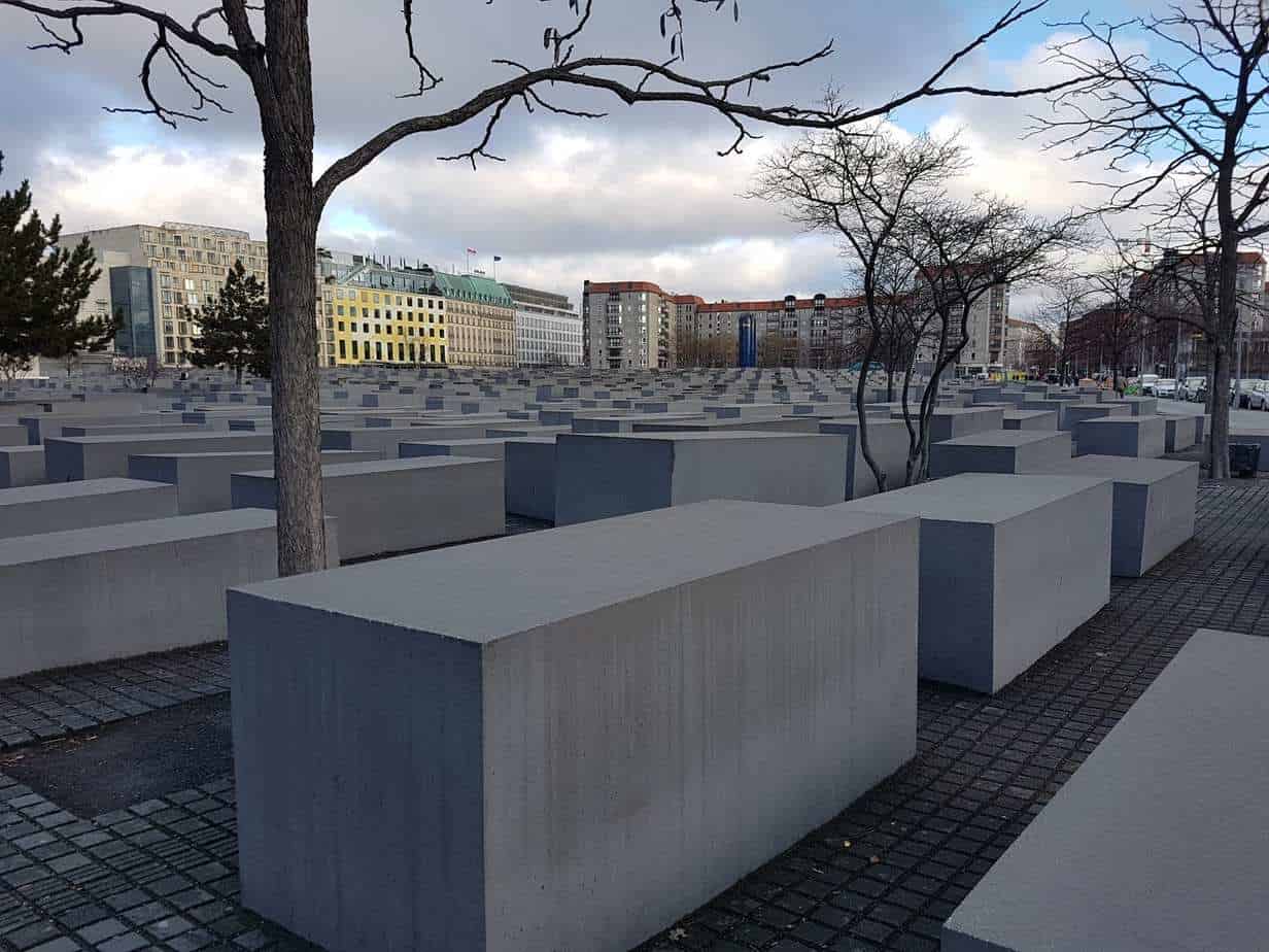 ברלין עם ילדים בחורף -אנדרטת השואה
