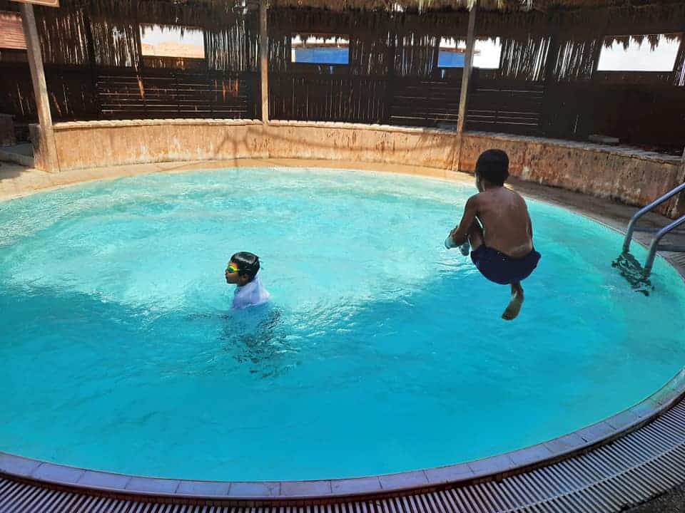 חוות האנטילופות - לינה בערבה עם ילדים - הבריכה בחאן