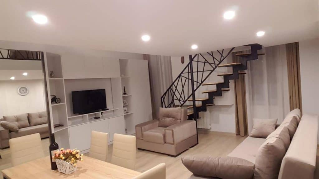 מלונות מומלצים בטביליסי למשפחות עם ילדים - Kita's apartment - תמונה של הסלון והמדרגות לחדר השינה