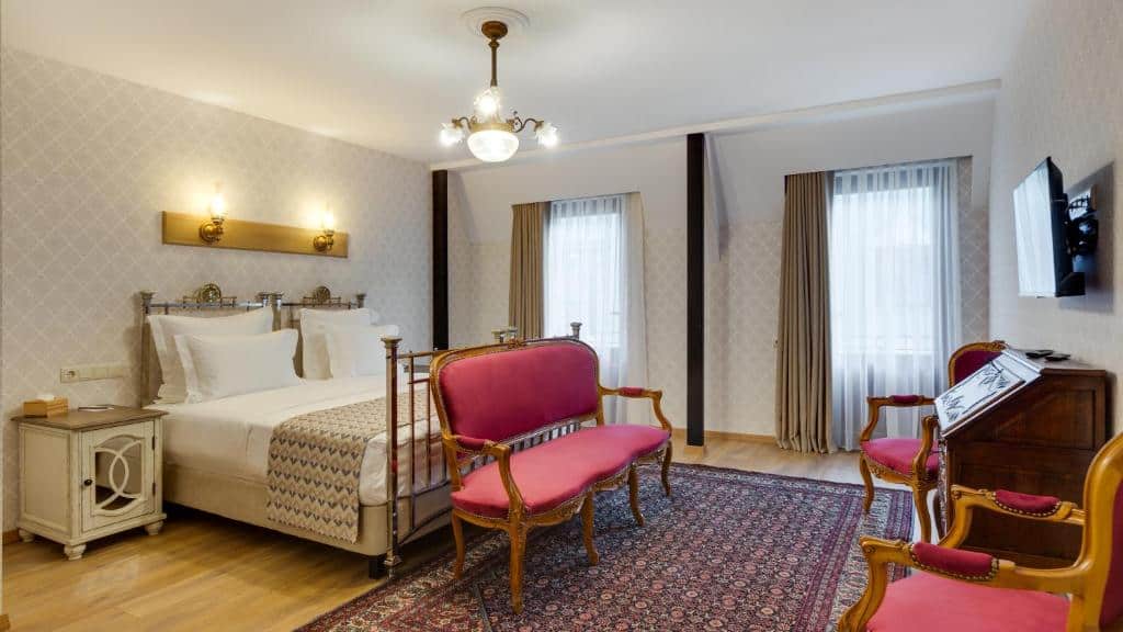 מלונות מומלצים בטביליסי למשפחות עם ילדים - Mukhrantubani Boutique Hotel -חדר השינה המרווח עם ספה בסגנון וינטאג׳