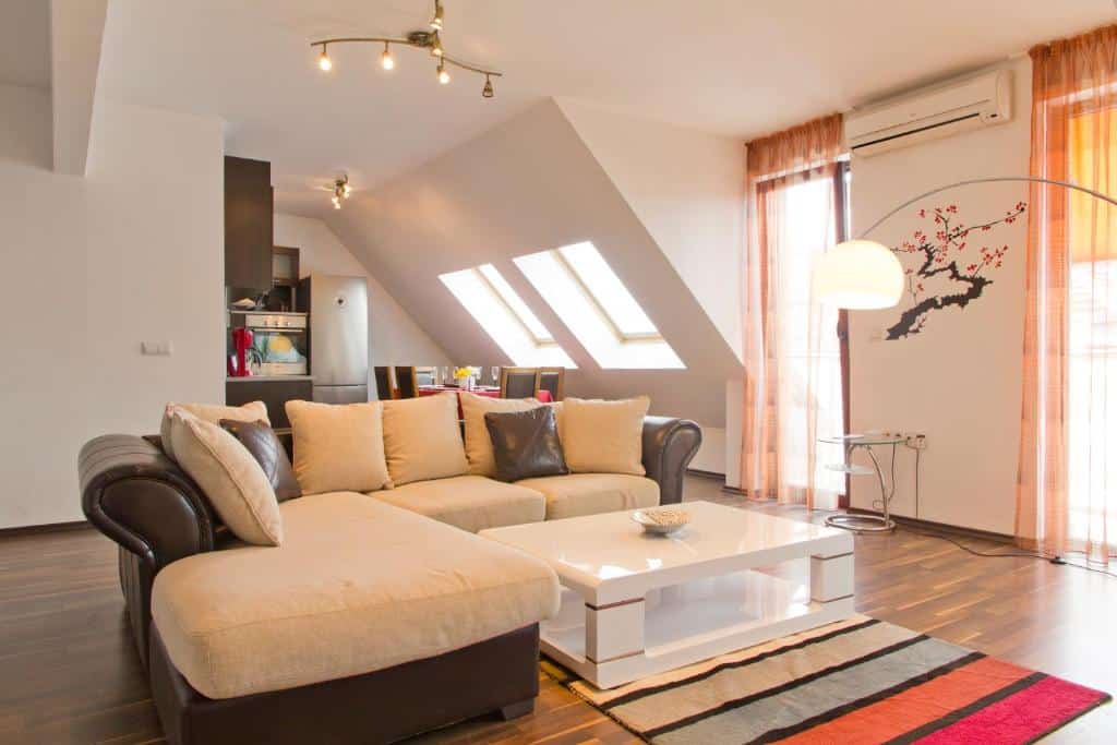 מלונות מומלצים בסופיה למשפחות עם ילדים - Grand Vitosha Apartments - תמונה של הסלון ומטבח של אחת הדירות